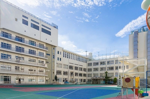 区立久松小学校まで徒歩4分（約300ｍ）