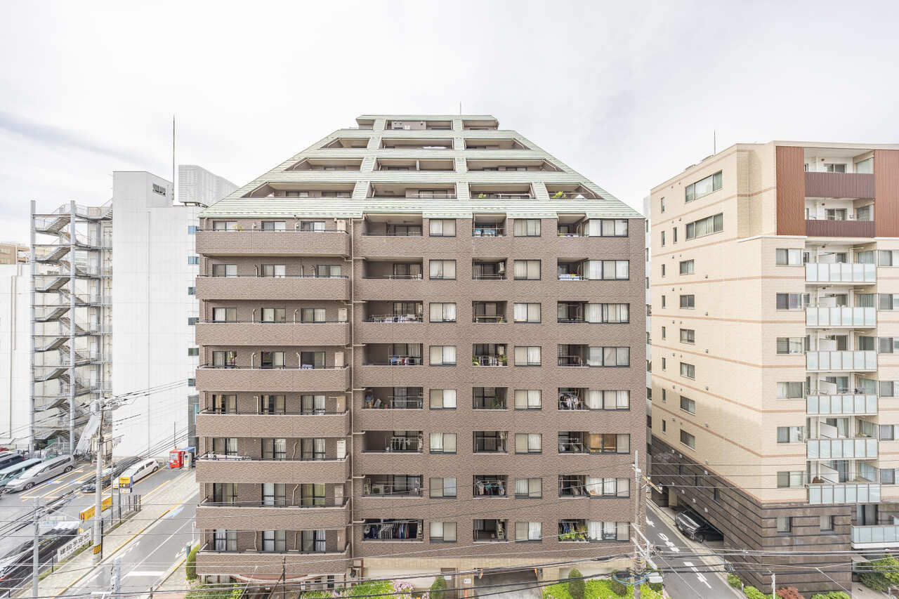 【住戸からの眺望】西向きのバルコニーを採用しています。商業施設や公園などが徒歩5分圏内に位置する便利な立地です。※眺望は将来に渡って保証するものではありません。