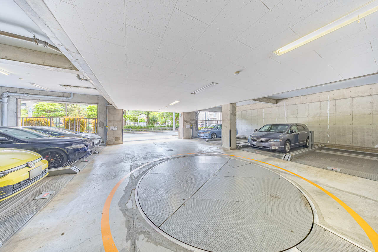 【駐車場】マンション敷地内にある駐車場です。ご利用には別途費用が掛かります。空き状況や詳細は、お問い合わせください。