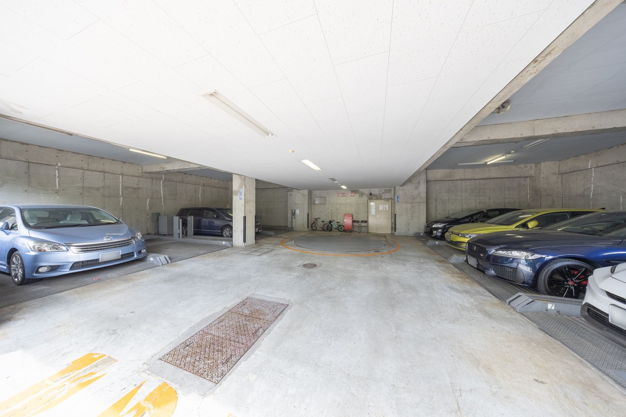 【駐車場】雨風汚れが気になりにくい、屋根付き駐車場です。雨の日の乗り降りもスムーズに行えます。空き状況など詳細については、お気軽にお問い合わせください。