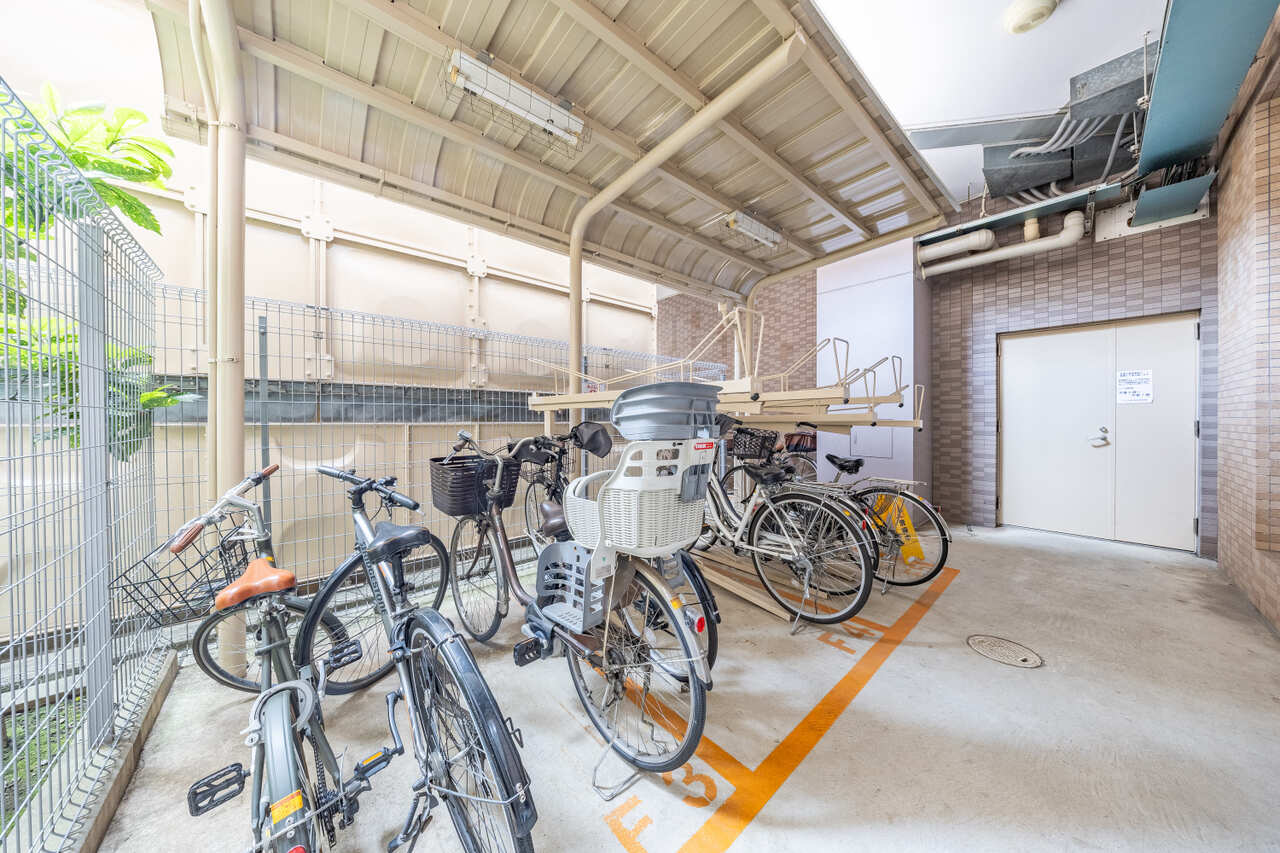 【駐輪場】駐輪場は2段式です。屋根があるので、雨から大切な自転車を守ってくれます。使用方法はお気軽にお問い合わせください。