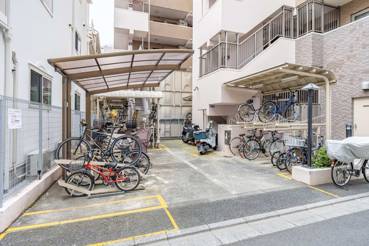 【駐輪場・バイク置き場】敷地内にある駐輪場とバイク置き場です。空き状況はお問い合わせください。