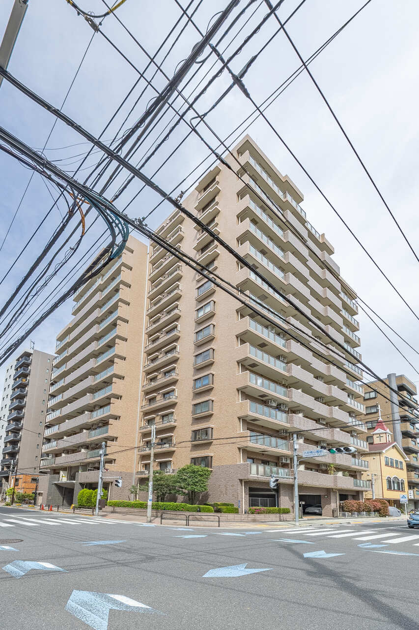 【現地外観写真】最寄駅の「入谷」駅まで徒歩5分ほか、3駅をご利用いただけます。複数路線を活用できるため、多方面へのアクセスがスムーズです。