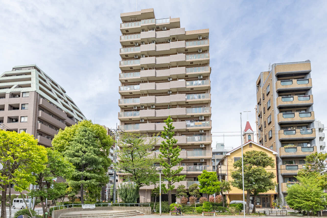 【現地外観写真】交通アクセスが良く、利便性の高い立地でありながら、周囲には緑が多く、自然環境も整っています。