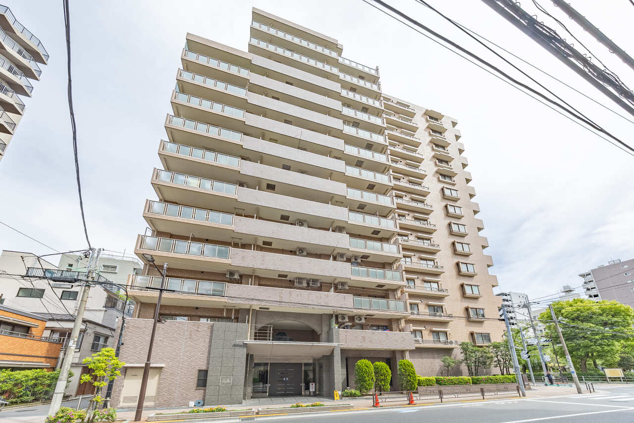 【フラッツ上野入谷南公園】鉄骨鉄筋コンクリート造14階建の7階部分。総戸数70戸。大切なペットと暮らせるマンションです(細則有)。