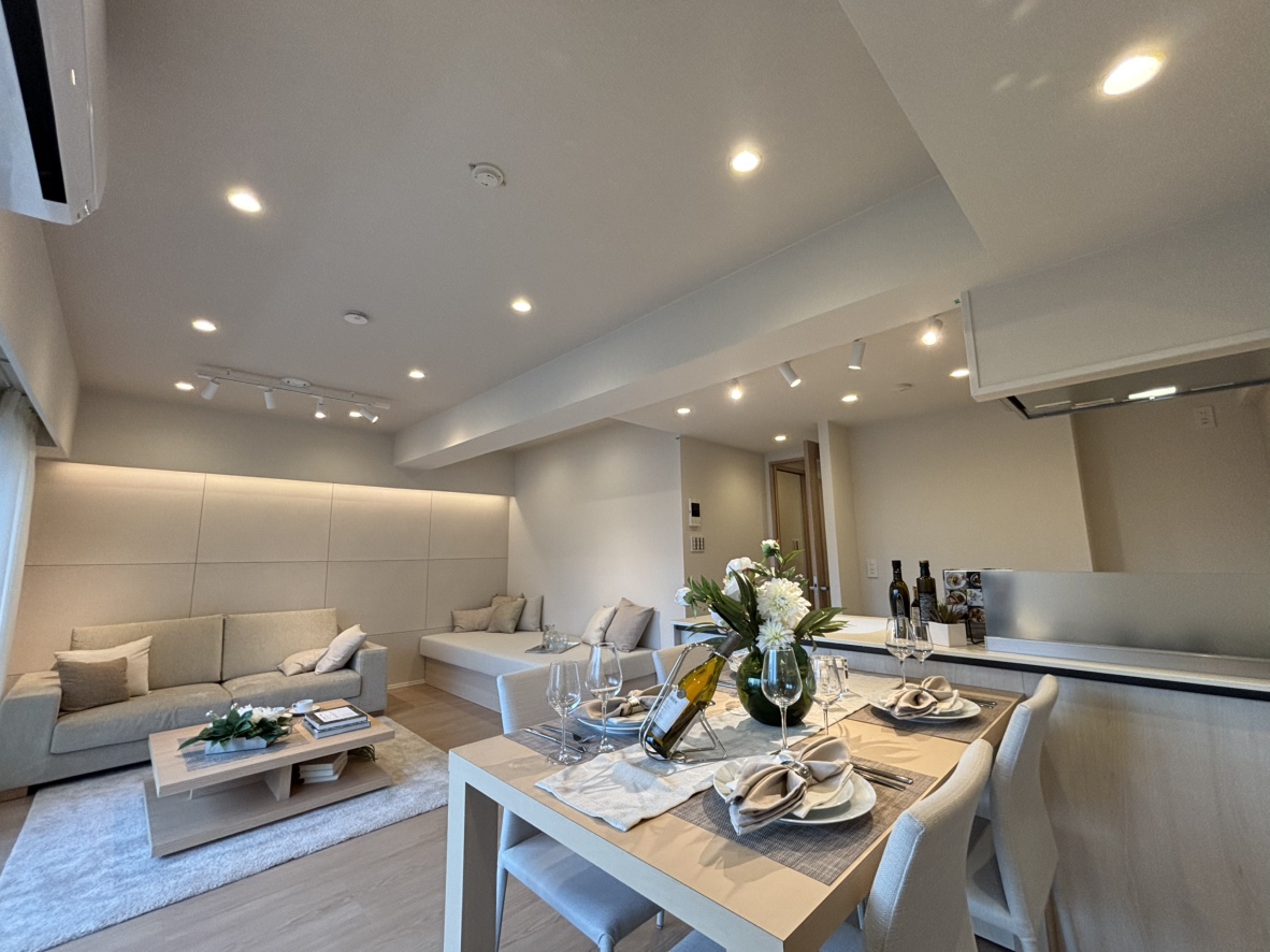 【LDK】ソファやダイニングセットを配置できるゆとりあるLDK空間。2026年4月内装リフォーム済みのため、気持ち良く新生活を始められます。