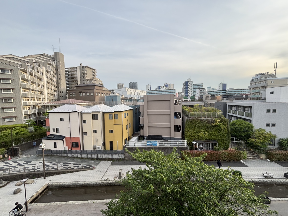 【住戸からの眺望】地上8階建ての4階部分からの眺望です。視界を遮るような高い建物がないため、開放感を味わえると同時に、たっぷりと自然光を感じられます。※眺望は将来に渡って保証するものではありません。