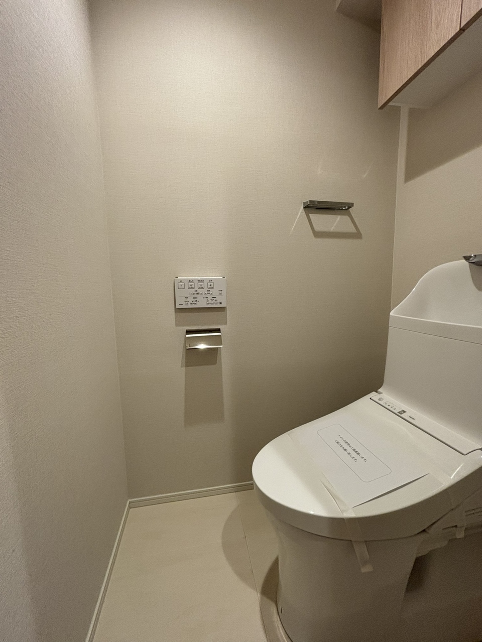 【トイレ】年間を通して、快適に使うことができる温水洗浄便座付きのトイレ。リモコンは操作しやすい壁付けタイプです。2026年4月に新規交換済みです。