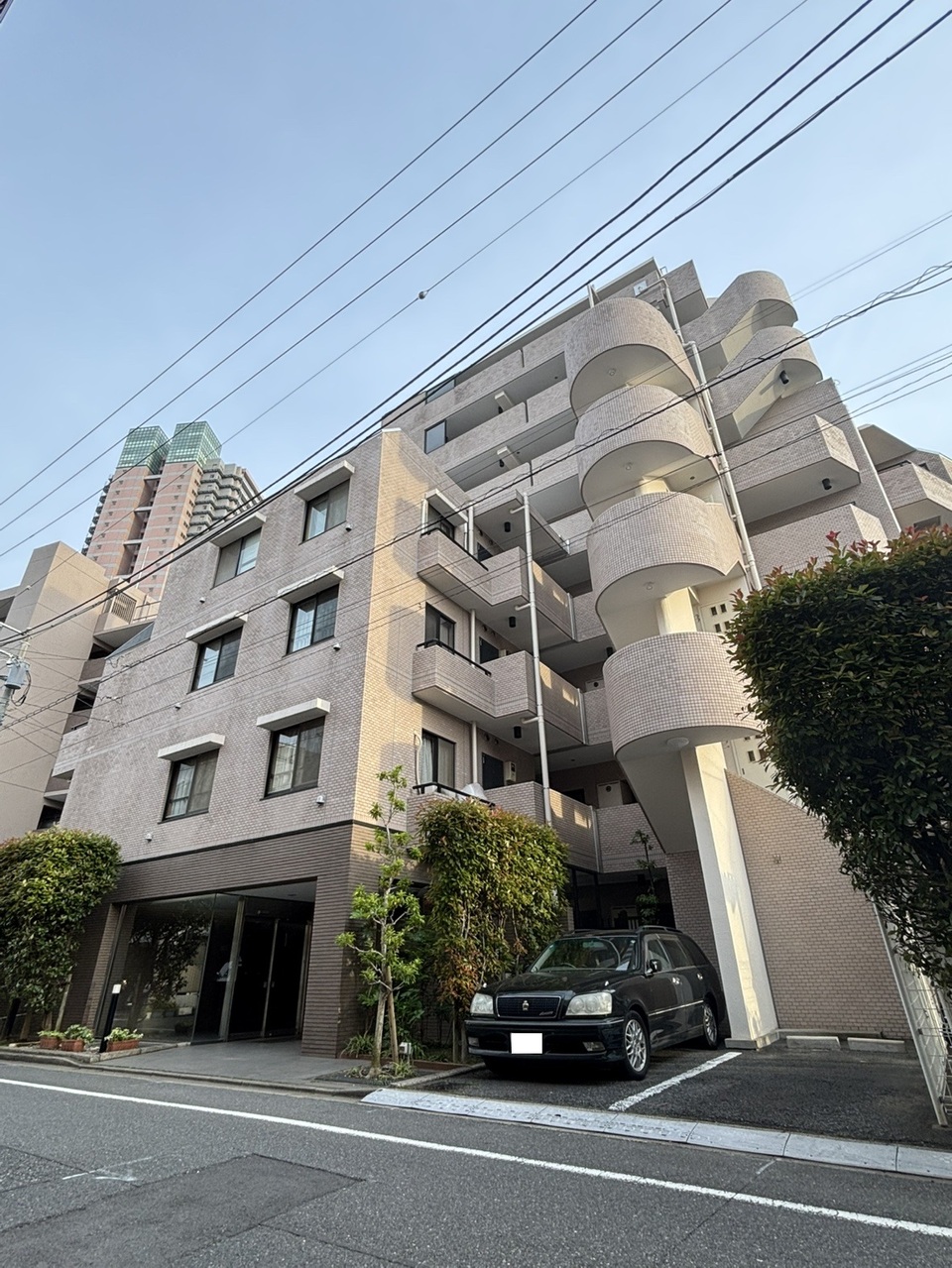 【外観写真】地上8階建て4階部分、「2LDK+S」の住まい。2026年4月内装リフォーム済みにつき、清潔な状態で新生活をスタートしていただけます。2駅3路線を利用可能な便利な立地です。