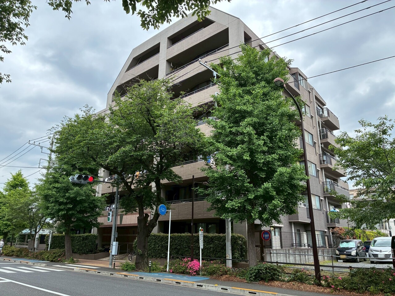 【レクセルマンション国立】JR南武線「谷保」駅まで徒歩8分と、休日のお出かけや通勤通学に便利な立地。3階部分、2面バルコニー付き「3LDK」の住まいです。