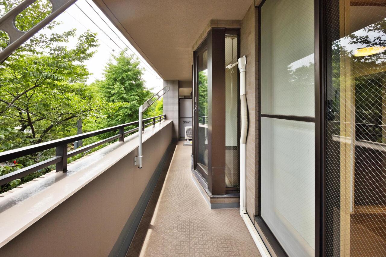 【バルコニー】LDと洋室2部屋に跨るバルコニー。南向きにつき洗濯物を気持ちよく干すことができそうです。家事や勉強の合間のリフレッシュの場所としても◎