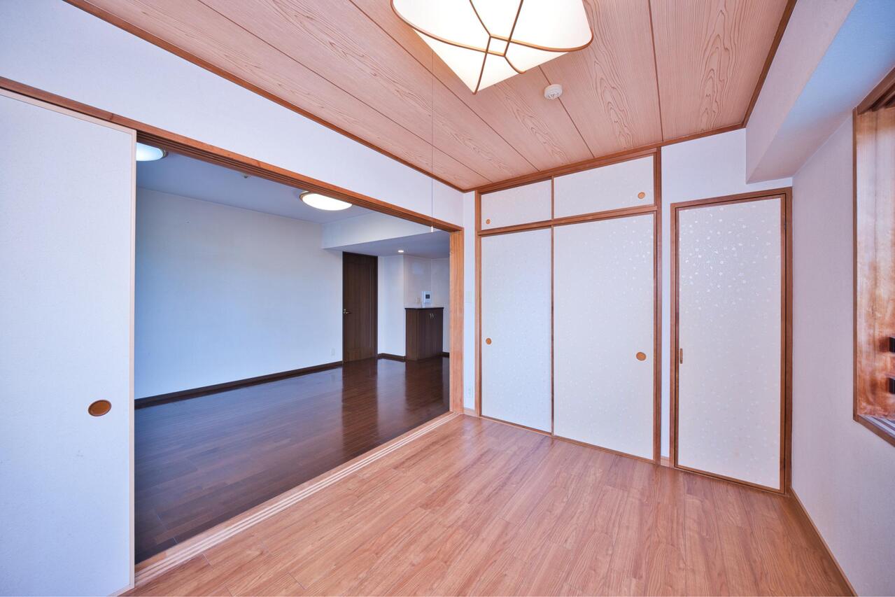 【洋室/約6.0帖】南側と東側の2面採光が叶った明るい洋室。引き戸を開放することで、LDと続き間としての利用も可能。ご家族のライフスタイルに応じてご利用いただけます。