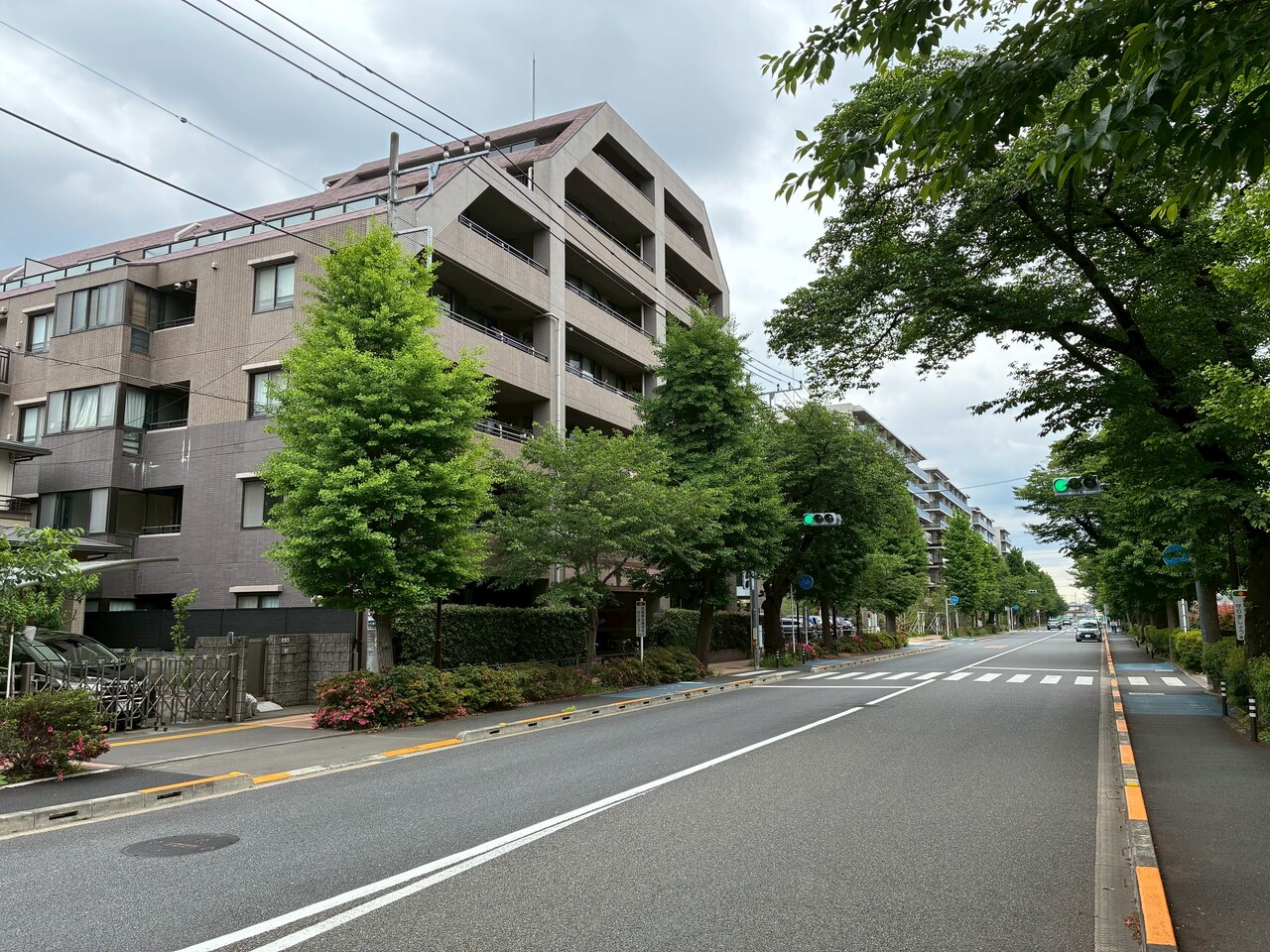 【現地外観写真】RC造・地上7階建てのマンション。共用部には宅配ボックスが設置され、不在時でも荷物を受け取れます。再配達の手間が省けるうえ、非対面での受け取りが可能です。