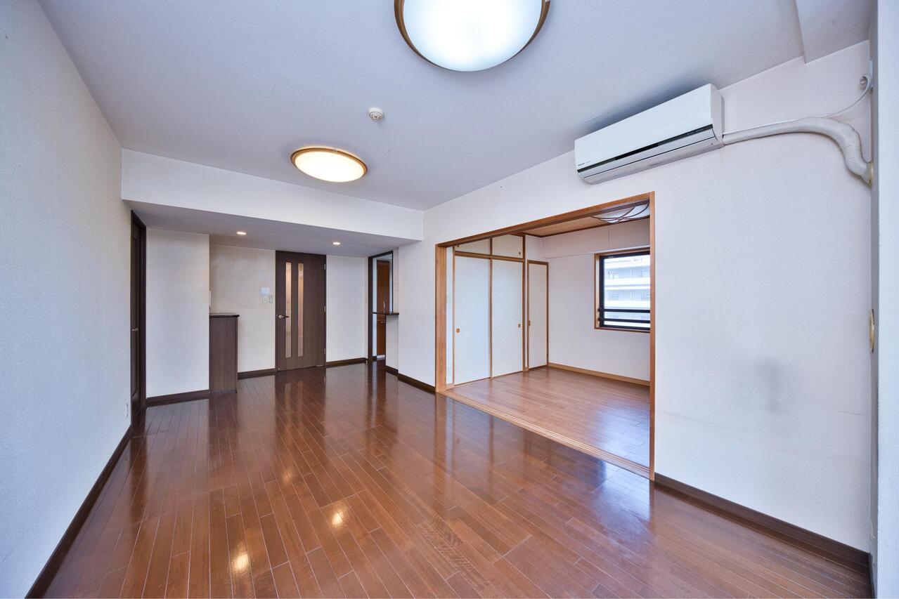 【LD/約12.5帖】LDには床暖房が搭載されています。足元からお部屋があたたまります。空気が乾燥しにくく、小さなお子様にも優しい設備です。