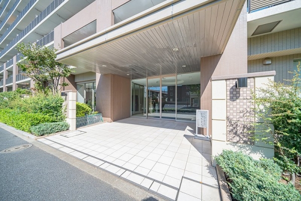 エントランス前の前面道路も広い