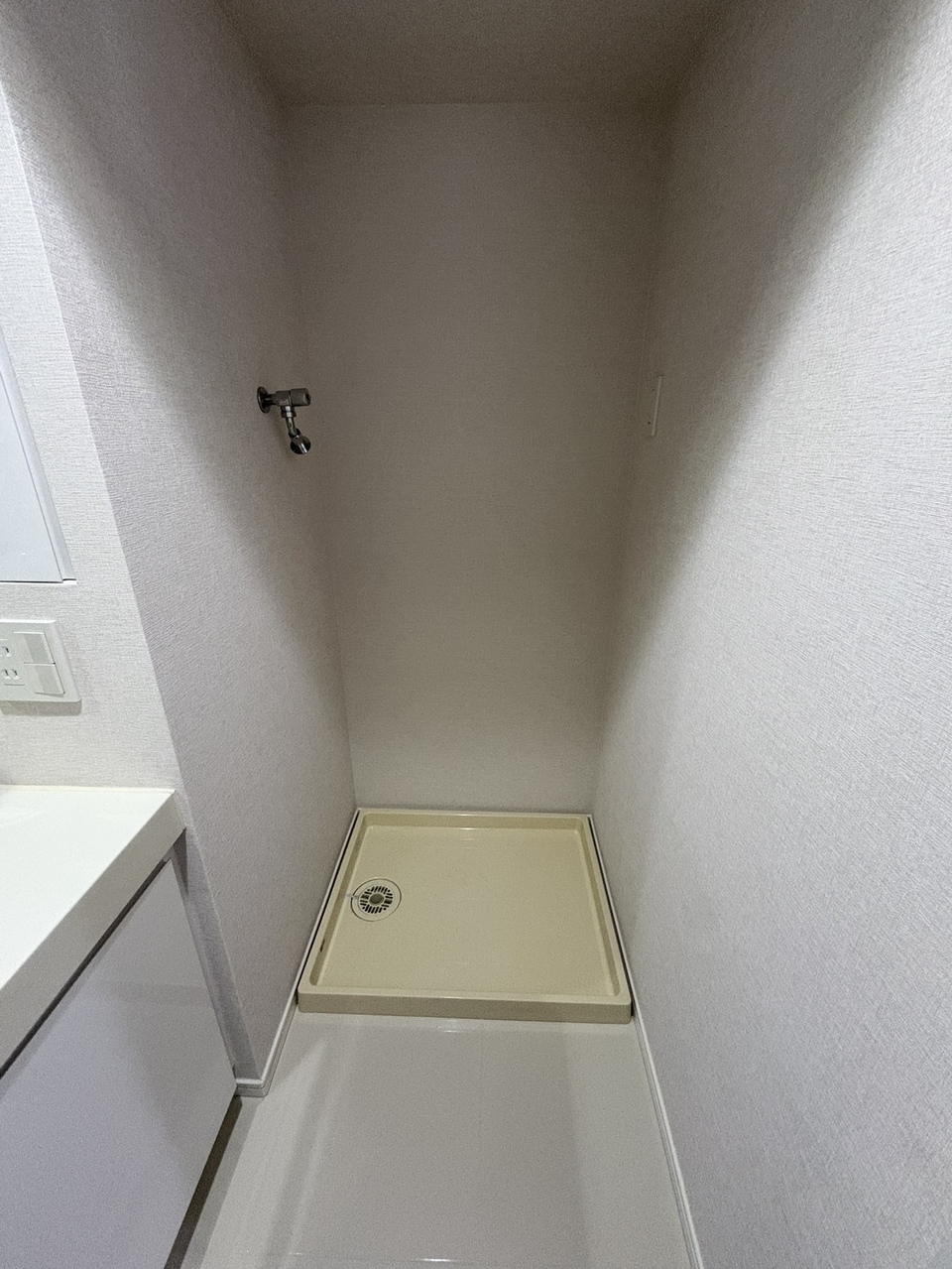 【洗濯機置場】万が一の漏水に備えられる洗濯パンが設置されています。実際に設置可能な洗濯機のサイズなどは、現地にてお確かめください。