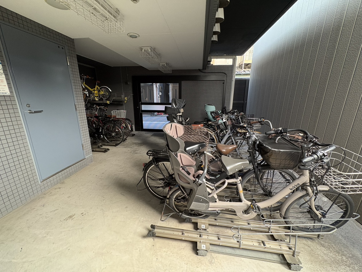 【駐輪場】敷地内には駐輪場のほか、ミニバイク置き場が設置されています。最新の空き状況や使用料など、詳しくはお気軽にお問い合わせくださいませ。