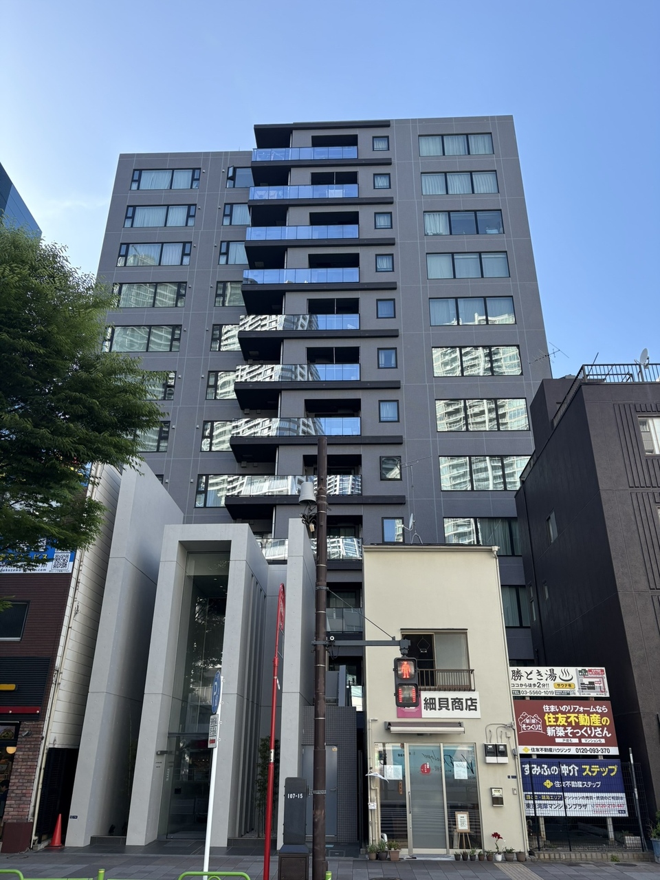 【現地外観写真】地上12階建の5階部分に位置する「2LDK」角住戸。各洋室のクローゼットやリビングの物入など、全居室に収納スペースがあり、室内を広々とご使用いただける設計です。