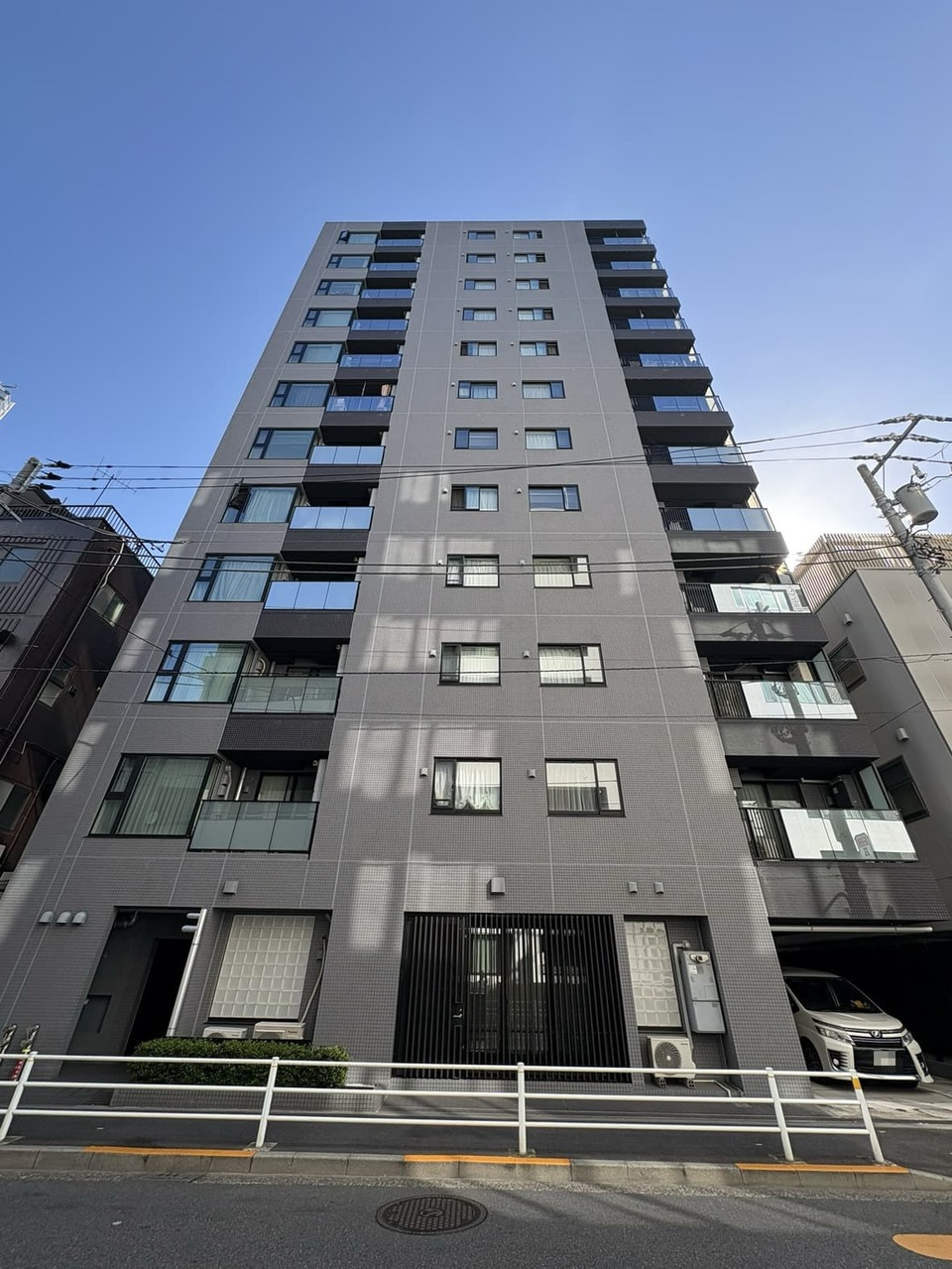 【現地外観写真】総戸数68戸。住友不動産(株)既分譲、シティハウスシリーズのマンション。敷地内にゴミ置き場があり、24時間ゴミ出しが可能なのも嬉しいポイントです。