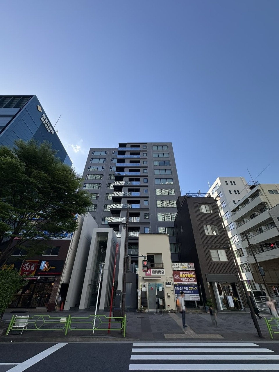 【現地外観写真】商店街やスーパーといった買い物施設や、ちょっとしたお出かけにも便利な散歩道などが徒歩圏内に位置する、暮らしやすい住環境。周辺環境も併せてご検討くださいませ。