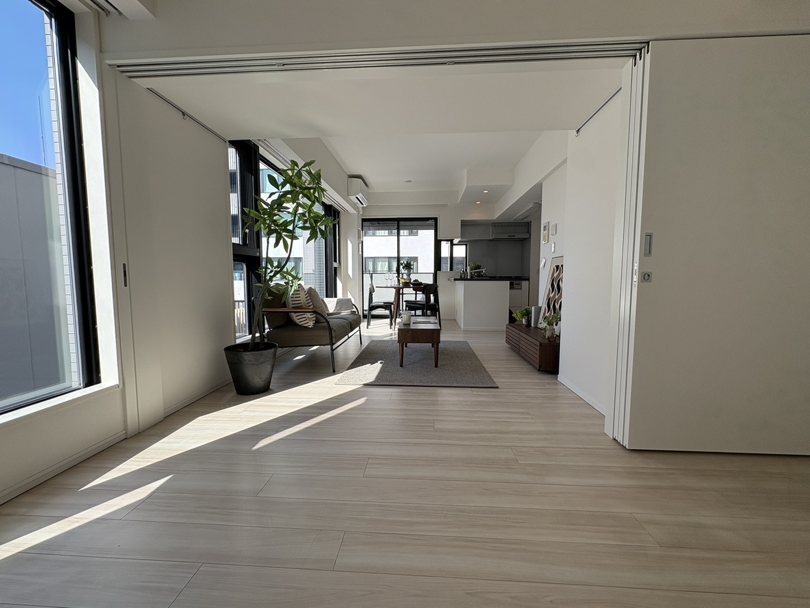 【洋室/約5.0帖】LDKに隣接するお部屋です。引き戸を開放することで、シーンに合わせて一体利用が可能。約18.0帖の空間としてもご活用いただけます。