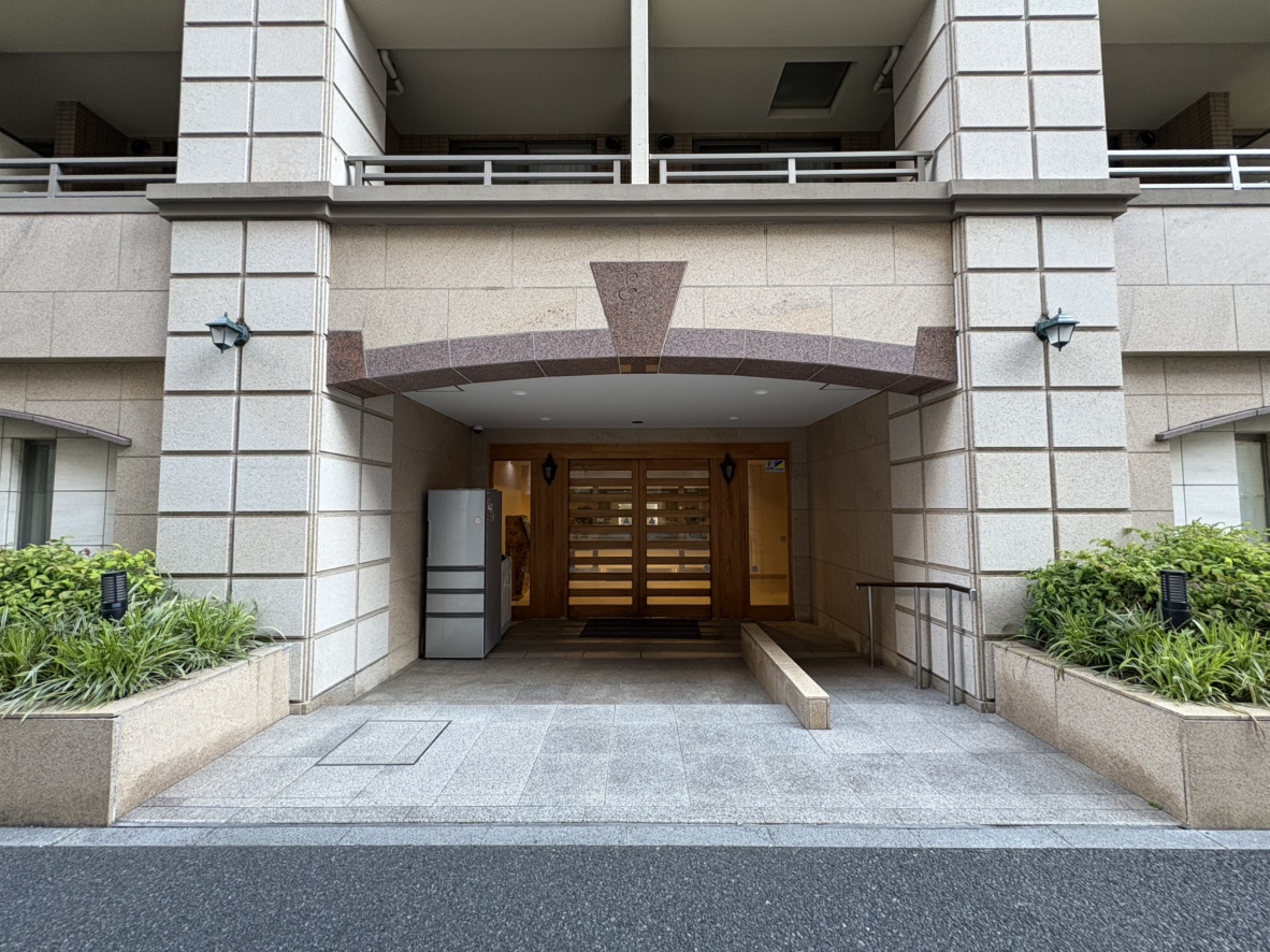 【現地外観】歩道が整備されており、小さなお子様も安心して通行できます。小学校・複数の商業施設が徒歩圏内に点在する、生活利便性の高い住環境も魅力です。