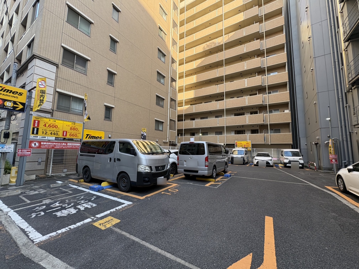 【駐車場】現況、マンションの隣にコインパーキングがございますので、お車での来訪にも対応しやすいです。