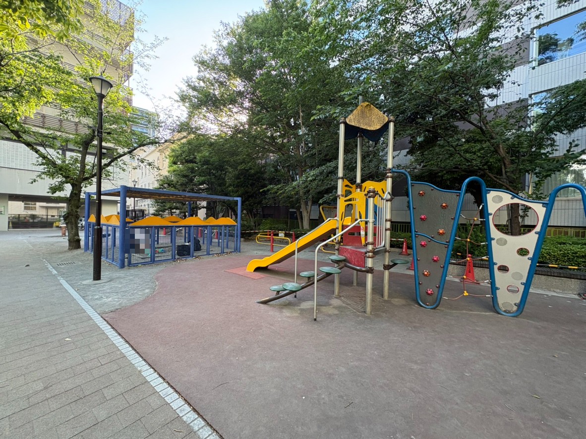 【十思公園】徒歩4分。小さなお子様とも通いやすい距離にあります。複合遊具・砂場などが設置されています。