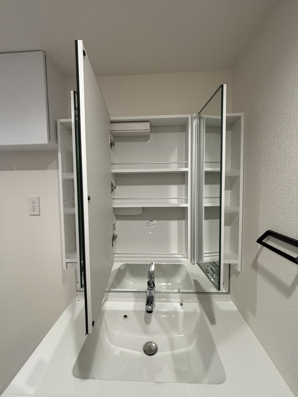 【洗面化粧台/収納】三面鏡裏には、洗面用品や化粧品、ストック類などを整理できる収納スペースが備わっています。生活感が抑えられ、すっきりとした空間づくりが叶います。