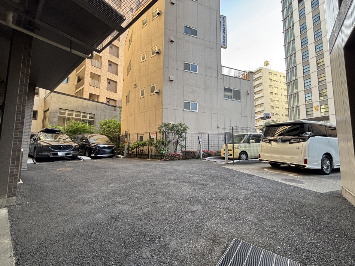 【駐車場】敷地内に設けられた平面駐車場です。車の出し入れがしやすく、日々の通勤やお出かけもスムーズに行えます。空き状況・利用料金など、詳細はお気軽にお問い合わせください。