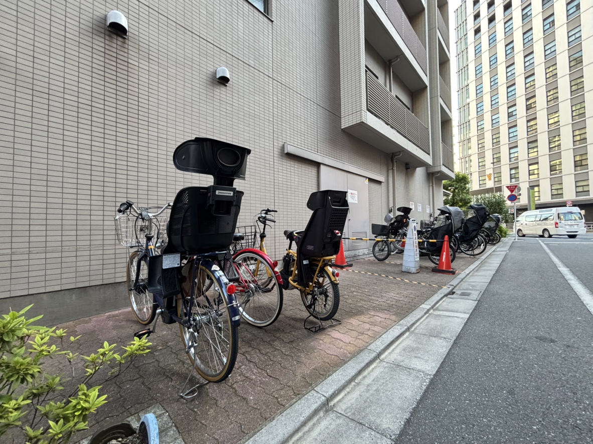 【駐輪場】マンション敷地内に駐輪場が設置されています。道路に面しているため利用しやすいです。空き状況・利用料金など、詳細はお気軽にお問い合わせください。