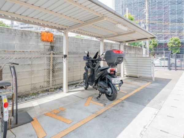 屋根付きバイク置場で愛車も安心