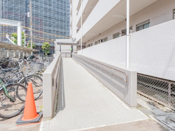 ベビーカーや車いすでも安心のスロープ
