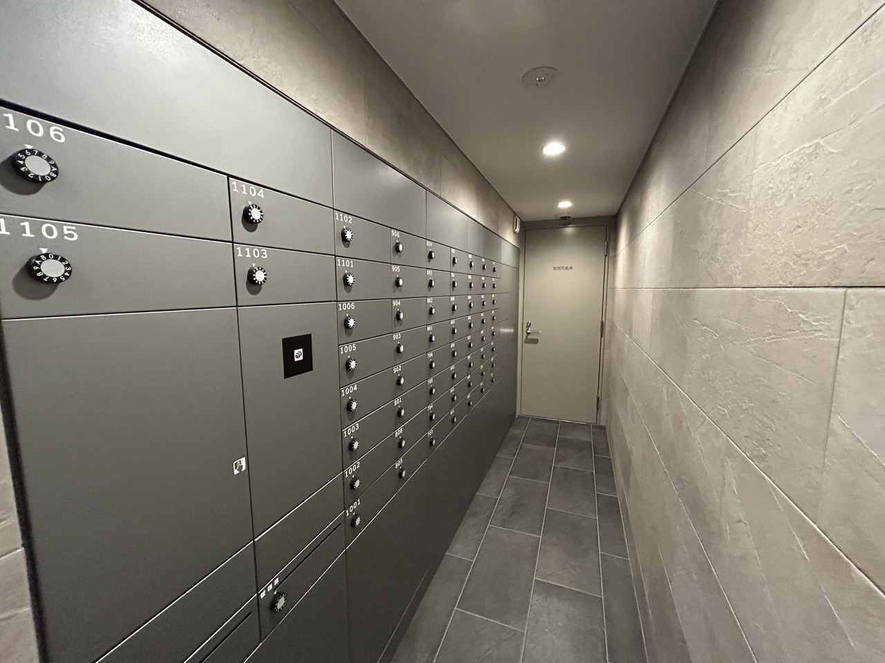 【共用部】マンションに宅配ボックスが設置されています。外出時にも荷物の受け取りができて便利。気軽にインターネットショッピングが楽しめます。