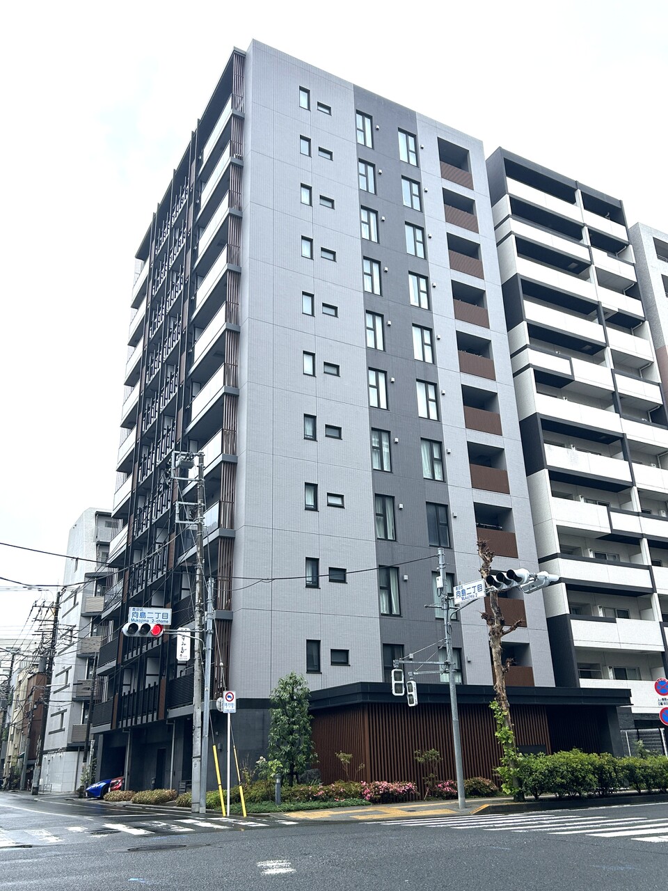 【現地外観写真】2018年7月築、鉄筋コンクリート造11階建マンション。総戸数は60戸です。東京ソラマチまで徒歩9分(約700ｍ)など、周囲に買い物施設が充実しています。