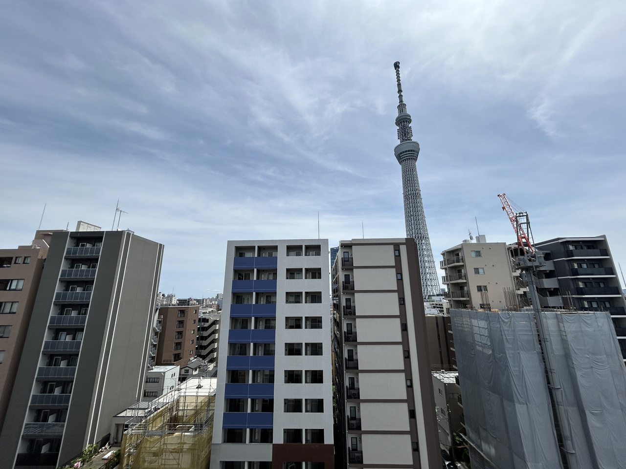 【住戸からの眺望写真】地上11階建の9階部分に位置します。バルコニーからは、空にそびえたつ東京スカイツリーを望むことができます。※眺望は将来に渡って保証するものではありません。