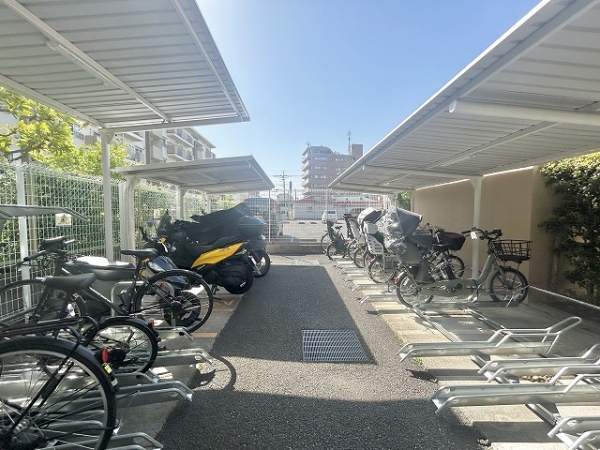 駐輪場は屋根付きラック式です。