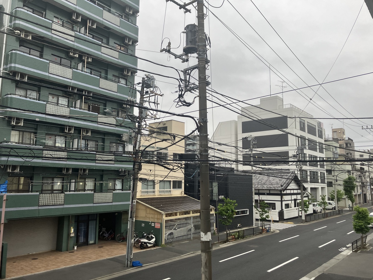 【住戸からの眺望】前面は幅員にゆとりある道路のため、建物との距離があり圧迫感の少ない眺望が広がります。※眺望は将来に渡って保証するものではありません。
