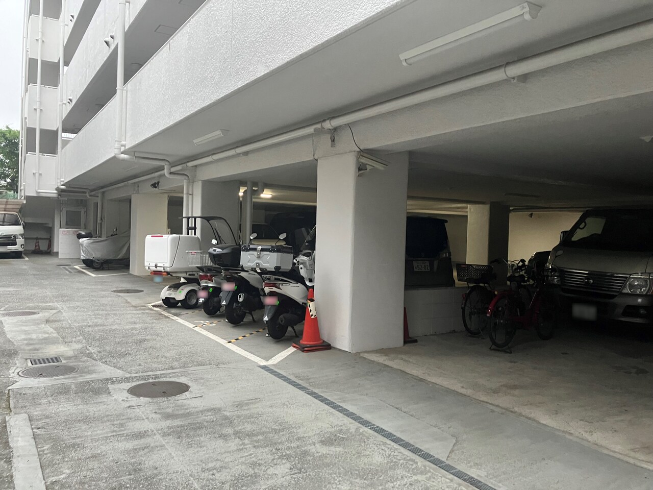 【駐車場・バイク置場】敷地内駐車場・バイク置場の様子です。ご利用には別途費用が掛かります。空き状況など、詳細はお気軽にお問い合わせください。