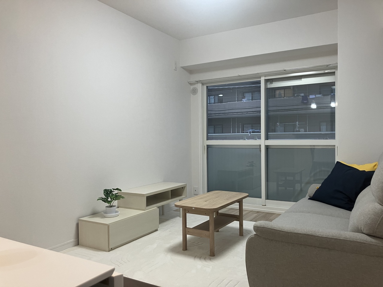 【LDK/約13.23帖】LDKと洋室2部屋が近い間取り。廊下スペースを小さくすることで、居住スペースがしっかりと確保されています。