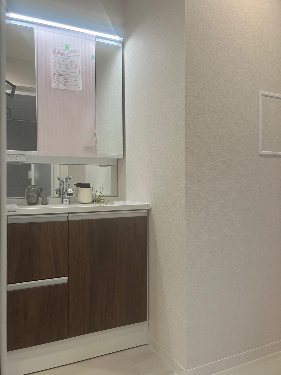 【洗面室】Panasonic製の洗面台が採用されています。さまざまな角度からの身だしなみチェックが可能な3面鏡とミドルミラー付き。鏡の裏と洗面ボウル下部に収納があり、小物類の整理整頓に役立ちます。