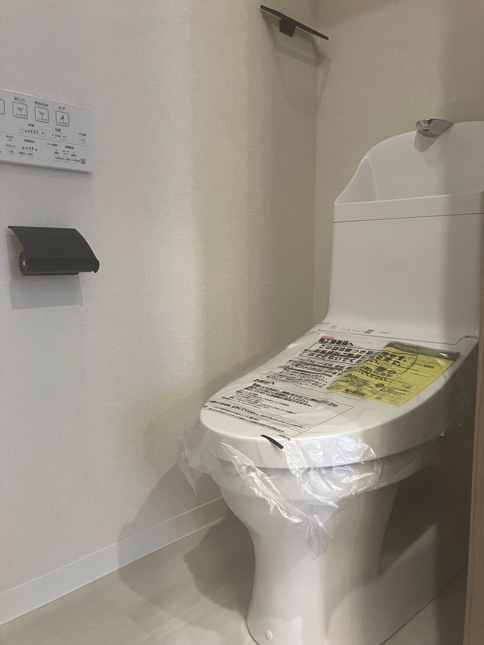 【トイレ】年中快適に利用できる温水洗浄便座付きのトイレです。手洗い器一体型のため、使用後すぐに手を洗うことが可能で、衛生面にも配慮されています。