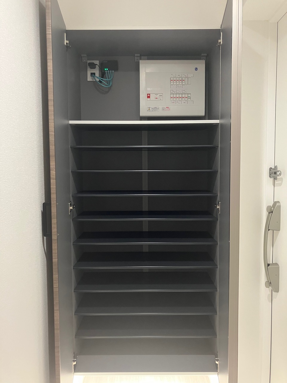 【玄関収納】壁一面に設けられた収納を活かすことで、すっきりとした玄関を保つことができます。2026年5月に新規交換されています。