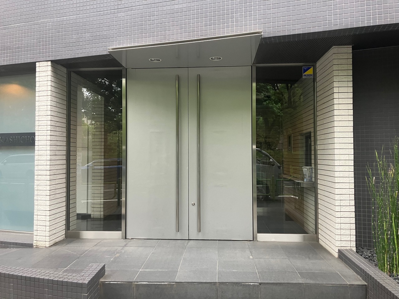 【エントランス】防犯面に配慮されたオートロックエントランス。住戸にはTVモニター付きインターホンが設置されているので、来訪者を確認でき安心です。