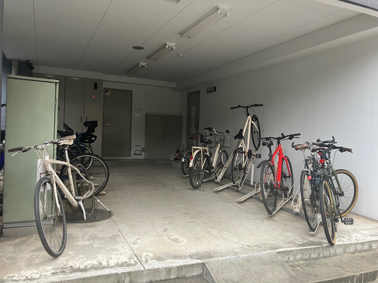 【駐輪場】1台ずつラックが設けられているので、隣との間隔が程よく空いており、スムーズに自転車の出し入れができます。最新の空き状況についてはお問い合わせください。