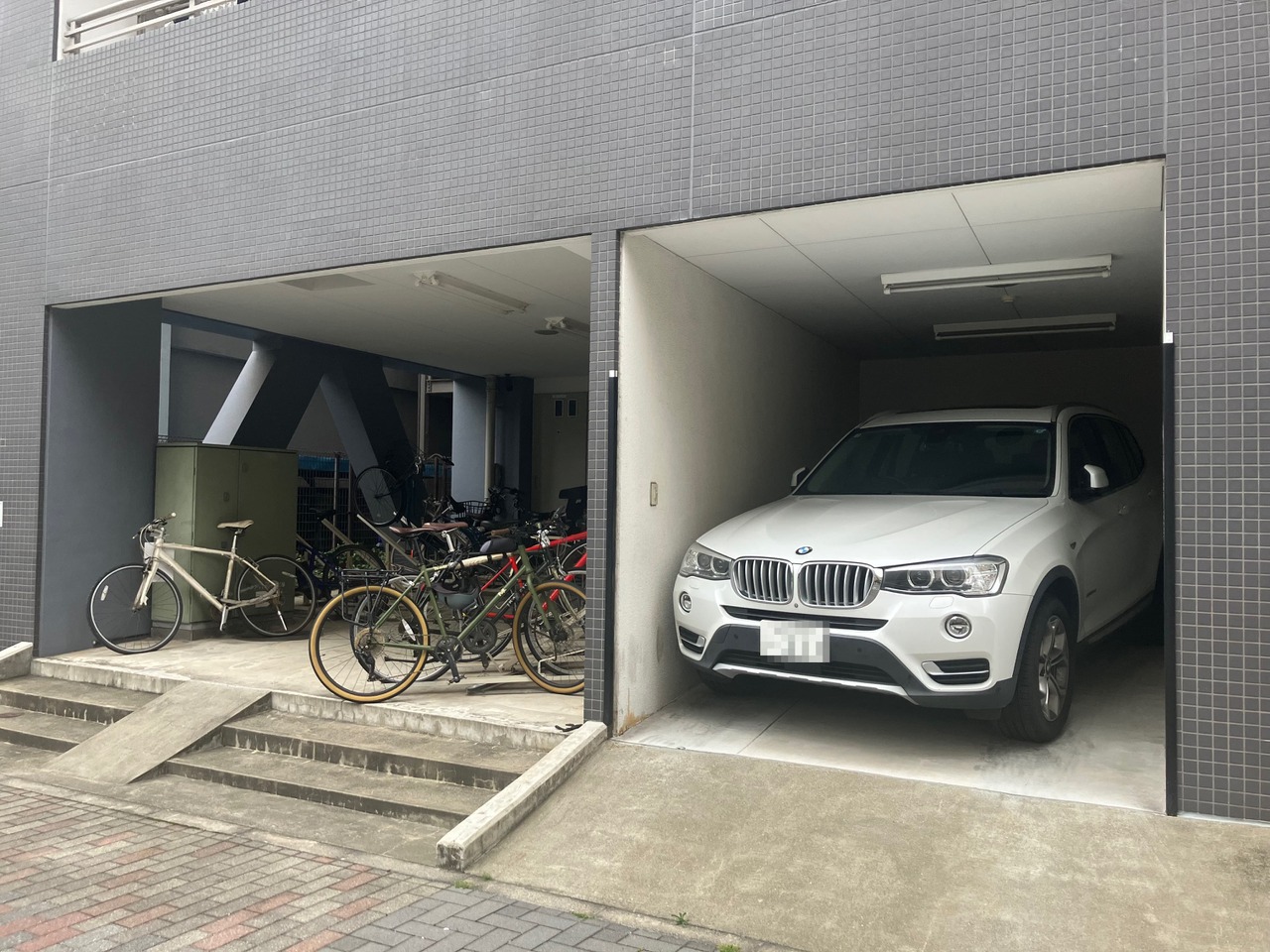 【駐車場】敷地内に駐車場が設けられています。空き状況は流動的なので、最新の状況についてはお問い合わせください。