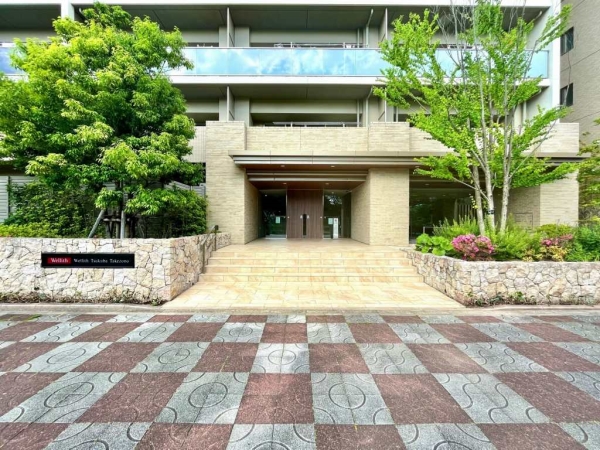 緑豊かなエントランスが居住者を迎えます