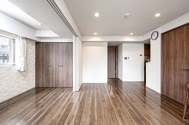 【LD】LDに隣接する約5.1帖の洋室は引き戸を開放して続き間としての利用も可能。ご家族のライフスタイルに応じて有効にご活用いただけます。