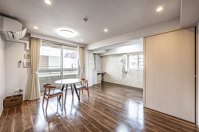 【LD】ナチュラルでシンプルな内装のため、様々な家具と調和します。お好みのお部屋作りが楽しめそうです。フローリング仕様につき、日々のお手入れがスムーズです。