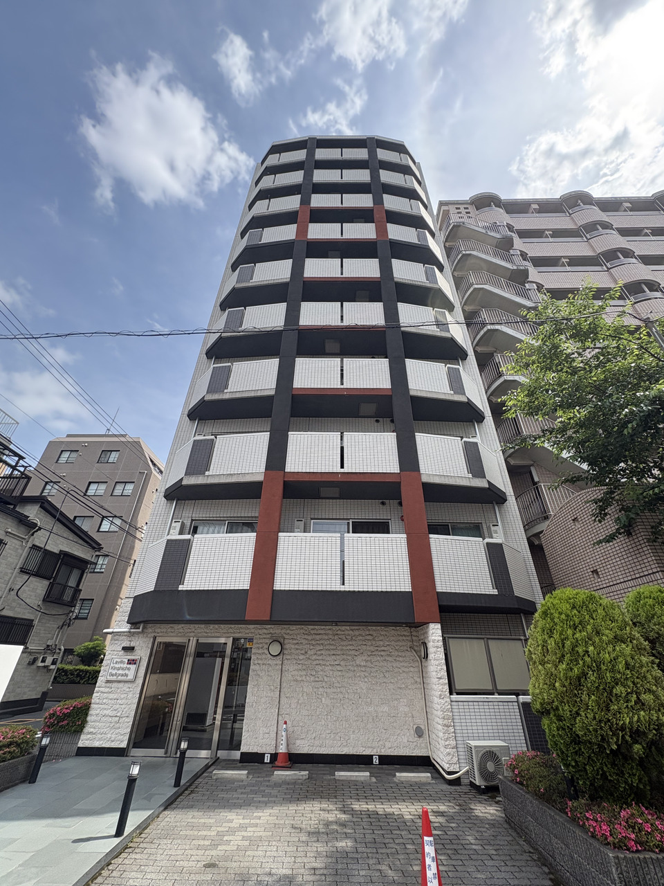 【現地外観写真】10階建、総49戸のマンションです。JR中央・総武線/東京メトロ半蔵門線「錦糸町」駅まで徒歩8分の立地。駅近で複数沿線利用可能。通勤・通学やお出かけに便利です。